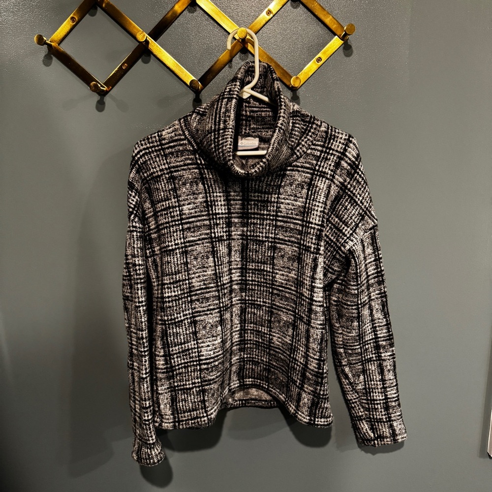 COLUMBIA black and white sweater